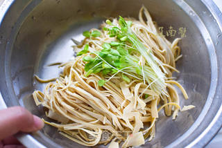香椿苗拌豆腐皮的做法步骤:4