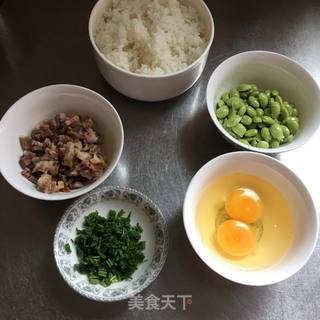 腊肠毛豆蛋炒饭的做法步骤：1