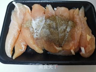 牛牛的减肥餐—煎鸡胸的做法步骤:2