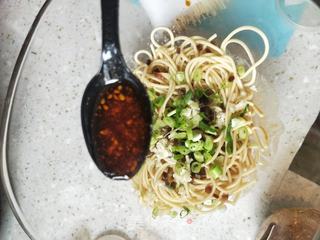 热干面的做法步骤:12