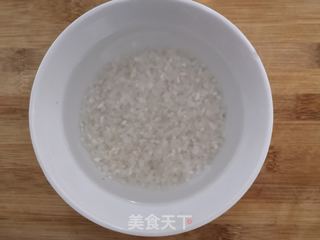 西红柿丝瓜补钙粥的做法步骤:2