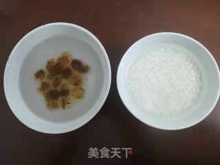 桃胶红糖美颜粥的做法步骤:2