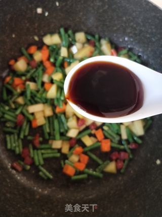 土豆腊肠豇豆焖饭的做法步骤:5