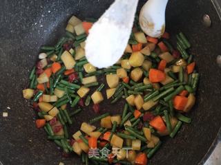 土豆腊肠豇豆焖饭的做法步骤:6