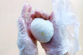 让人食欲满满的咸蛋黄肉松爆浆饭团的做法步骤:4