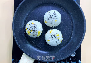 让人食欲满满的咸蛋黄肉松爆浆饭团的做法步骤:5