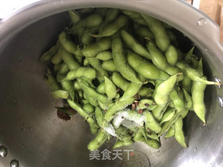 高压锅盐水毛豆的做法步骤：3