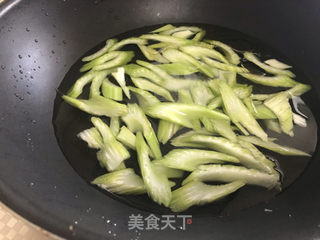 果仁芹菜的做法步骤：3