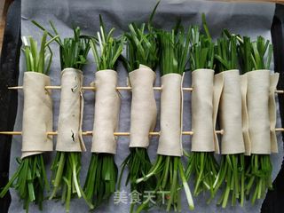 烤豆皮卷韭菜的做法步骤:4