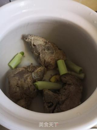 肉食、荤菜——玉米胡萝卜龙骨汤的做法步骤:2