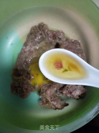 鲜肉咸蛋黄馄饨的做法步骤:2