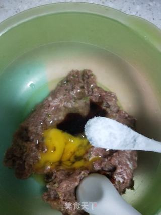 鲜肉咸蛋黄馄饨的做法步骤:3