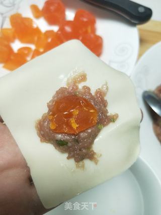 鲜肉咸蛋黄馄饨的做法步骤:7