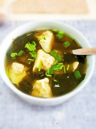 鲜肉咸蛋黄馄饨的做法步骤:11