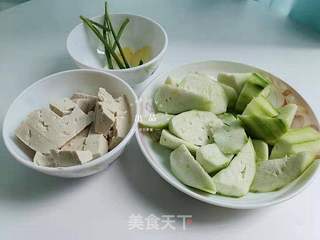 鲜虾丝瓜豆腐汤的做法步骤:2