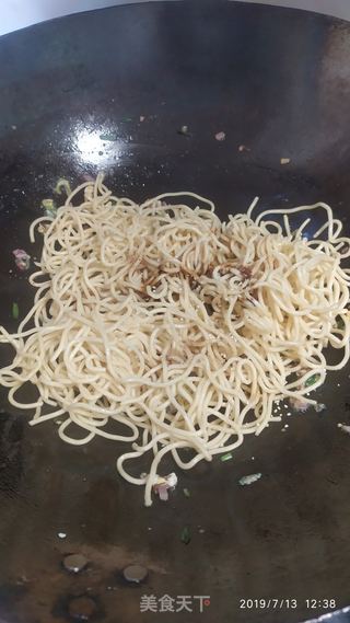 香菇鱿鱼炒凉面的做法步骤:6