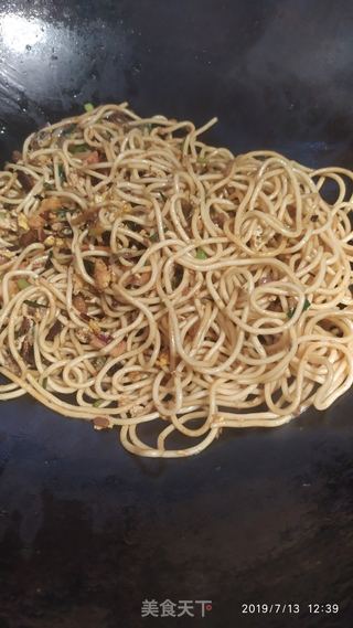 香菇鱿鱼炒凉面的做法步骤:7
