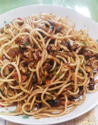 香菇鱿鱼炒凉面的做法步骤:9