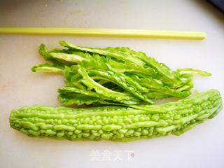 风味拌苦瓜的做法步骤:2