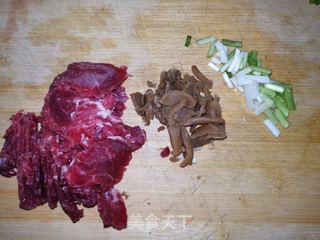 榨菜牛肉面的做法步骤:2