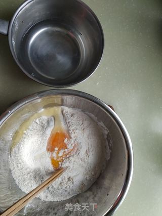 油泼鸡蛋面的做法步骤:2