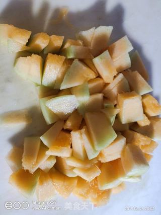 哈密瓜拌沙拉酸奶的做法步骤：1