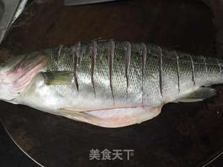 清蒸鲈鱼的做法步骤:2