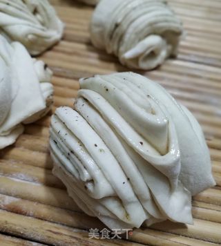 油酥花卷的做法步骤:20