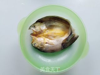 香酥烤黄鱼的做法步骤:2
