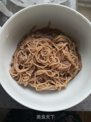 换着花样吃面条——简易版冷面的做法步骤:2
