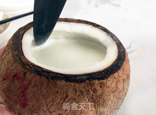 原只椰子炖双皮奶的做法步骤:3