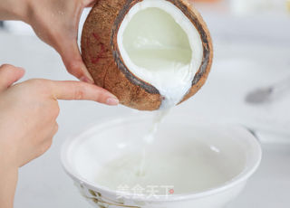 原只椰子炖双皮奶的做法步骤:4