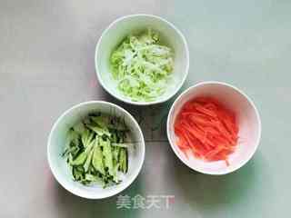 肉末蔬菜拌面的做法步骤:2