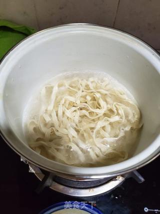 鸡蛋炒宽面的做法步骤:3