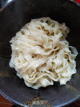 鸡蛋炒宽面的做法步骤:4
