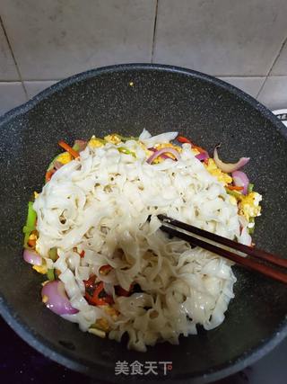 鸡蛋炒宽面的做法步骤:8