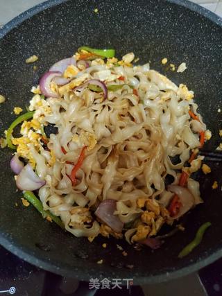 鸡蛋炒宽面的做法步骤:9