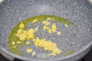 蒜香鲜虾白酱意大利面的做法步骤：3