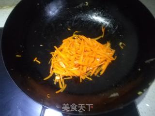 胡萝卜木耳素包的做法步骤:3