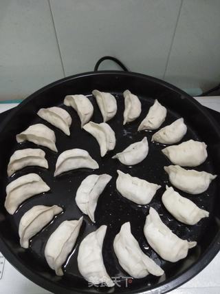 黄瓜虾仁鸡蛋煎饺的做法步骤:11