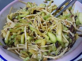 西葫芦香菇豆皮素包的做法步骤:7