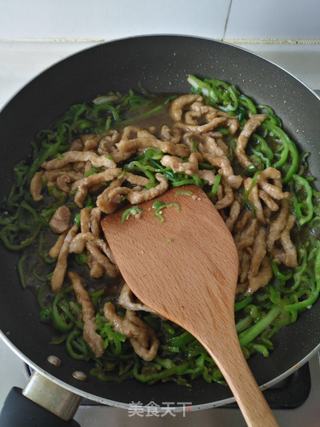 青椒肉丝盖浇面的做法步骤:6
