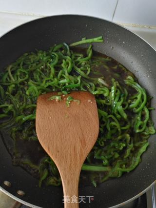 青椒肉丝盖浇面的做法步骤:5