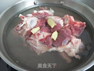 酸菜大骨汤的做法步骤:2