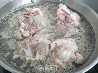 酸菜大骨汤的做法步骤:3