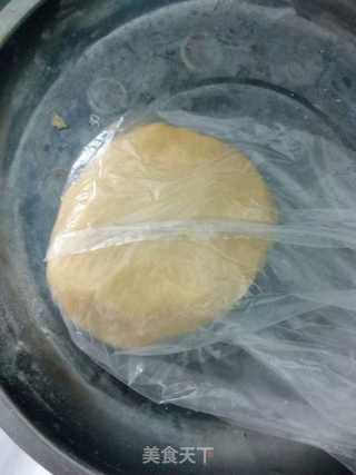 豆沙蛋黄月饼的做法步骤:4