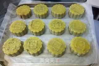 豆沙蛋黄月饼的做法步骤:8