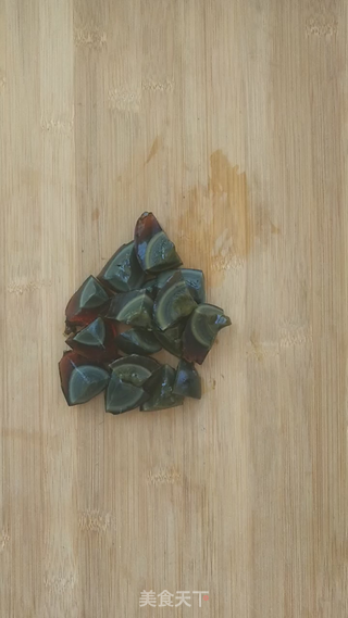 #快手餐#皮蛋豆腐的做法步骤:2