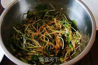 凉拌金针菇萝卜苗的做法步骤:7