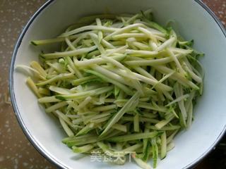 南瓜丝鸡蛋饼的做法步骤:2